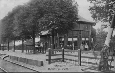 StationB-D-1923-002.jpg - Station Bosch en Duin met de oude kiosk die in Zeist stond op 't Rond. De bleekneusjes van de hier rechts gelegen gezondheidkolonie wachten op de trein die ze weer terug brengt naar de stad. Opname van 1923